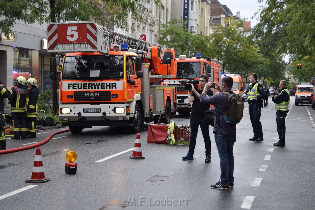 Feuer 2 Koeln Nippes Neusserstr P150.JPG - Miklos Laubert